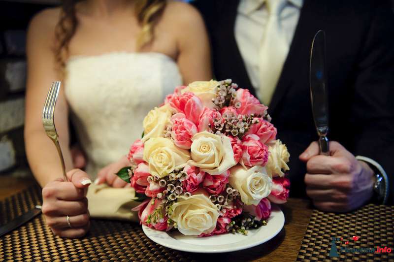 Букет невесты в круглом стиле из белых роз, розовых тюльпанов и хамелациума - фото 215168 ОКА