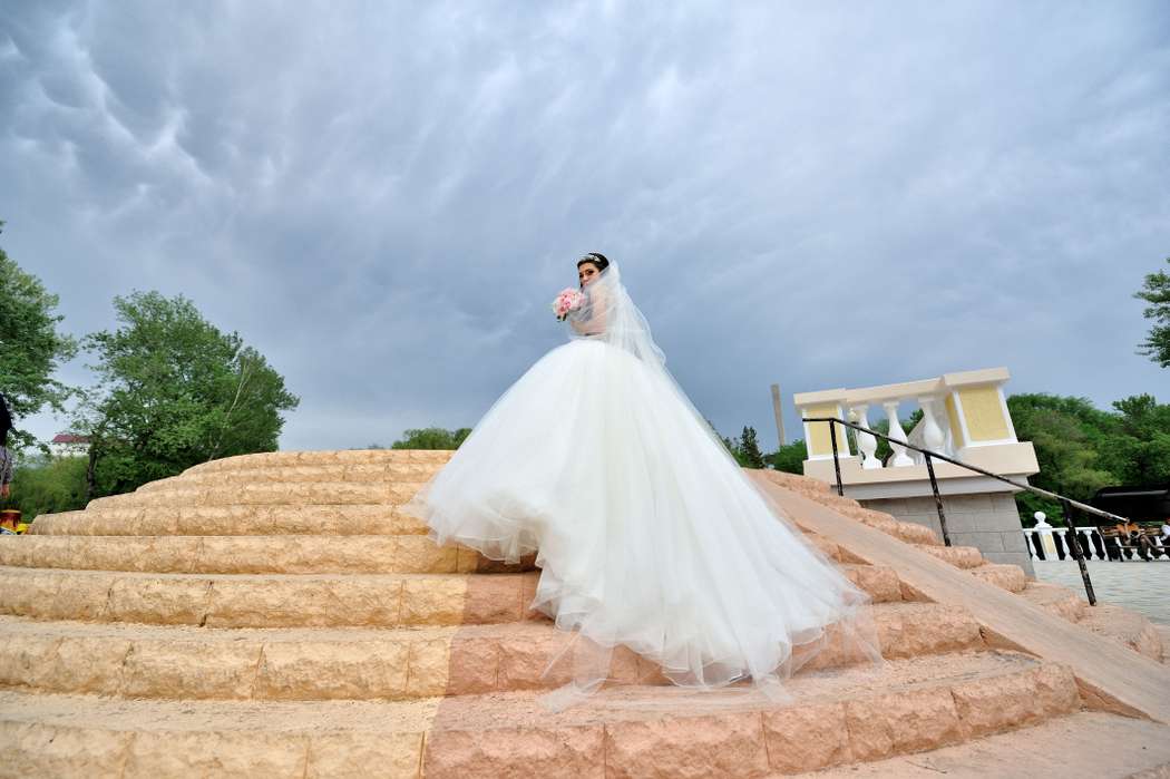Невеста в пышном белом платье с длинным шлейфом - фото 2490607 Фотограф Олег Сазонов