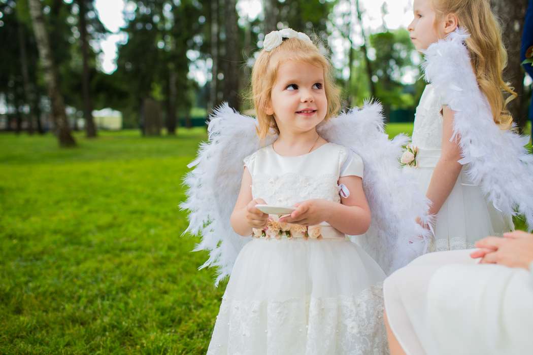 Девочки на  выездной церемониина зеленой красивой лужайке в белых платьях в одном стиле, у обоих крылья ангела за спиной - фото 2863759 Елена_АА