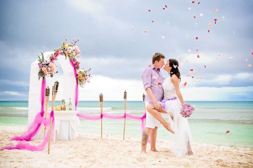 Свадебная подковообразная арка для выездной церемонии на природе, увитая цветами и бело- розовой тканью - фото 2059664 katy-cool