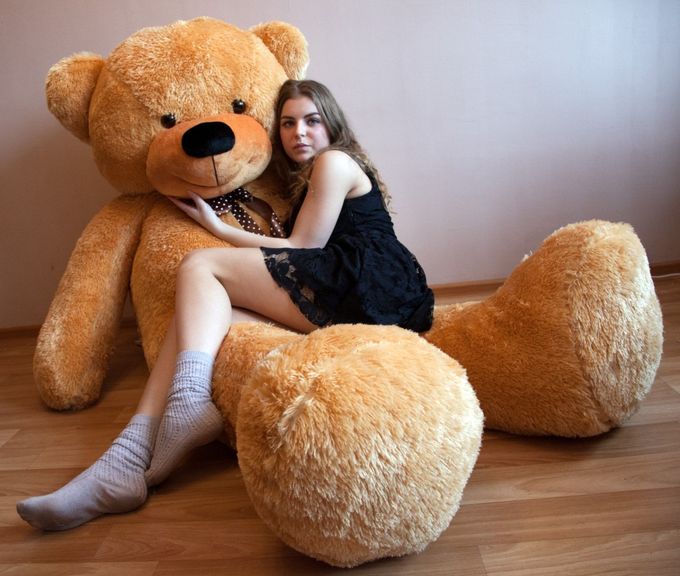 Две девушки с большой игрушкой