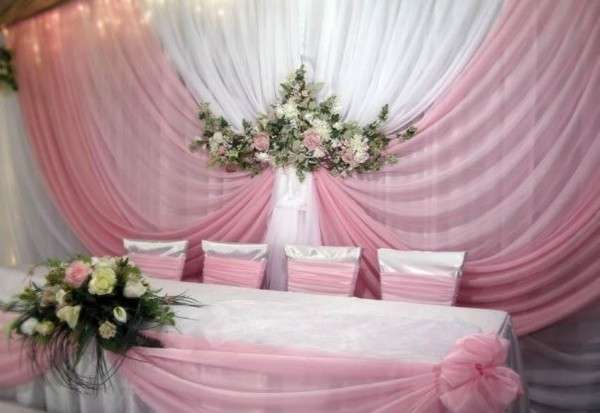 Оформление президиума  нежной бело-розовой тканью, дополнено цветами на столе и заднике - фото 2043868 GdeDecor, оформление свадеб