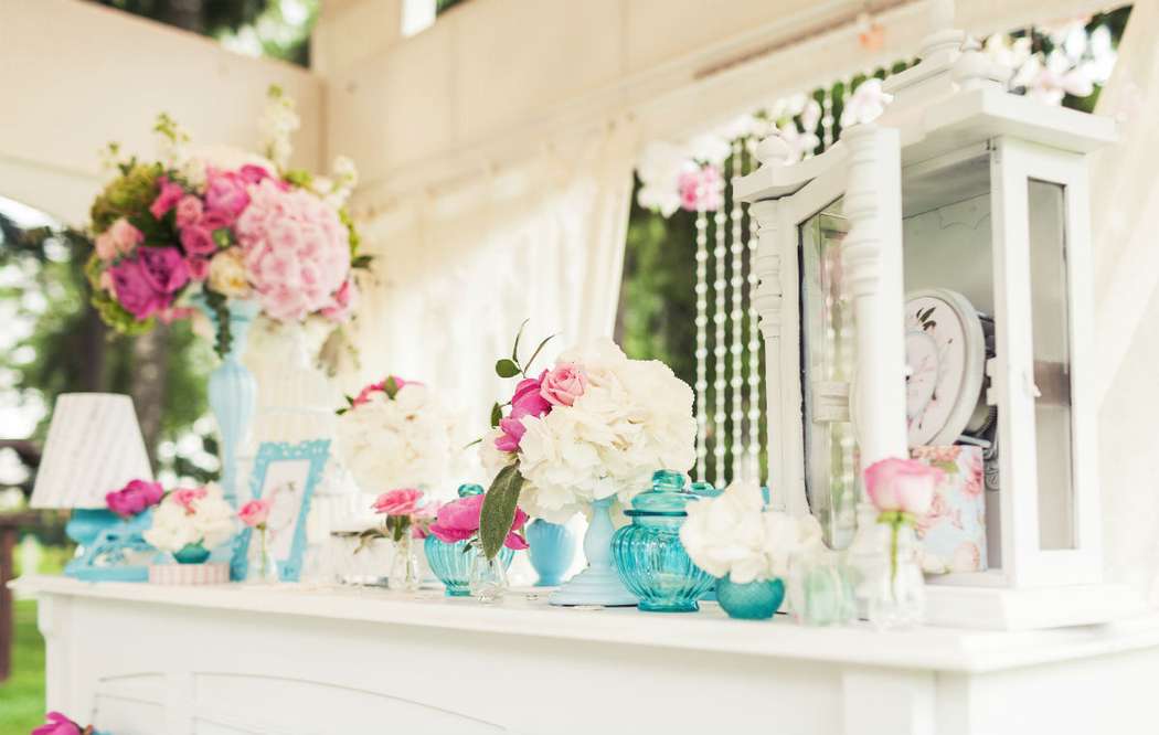 Букеты из белых гортензий, розовых пион, розовых роз в голубых фигурных вазах. - фото 2548937 "Atmosfera Decor"