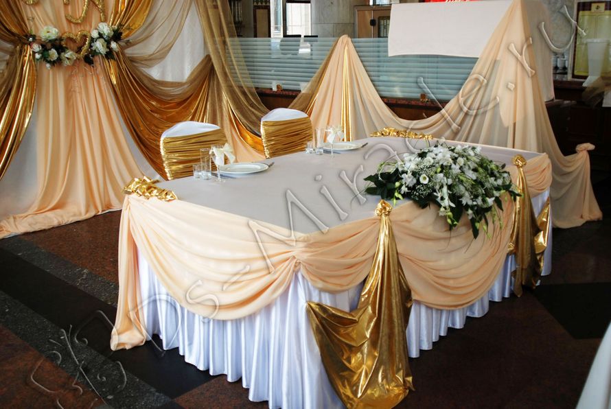 оформление стола президиума тканью и цветами - фото 2075514 Дизайн-студия Miracle