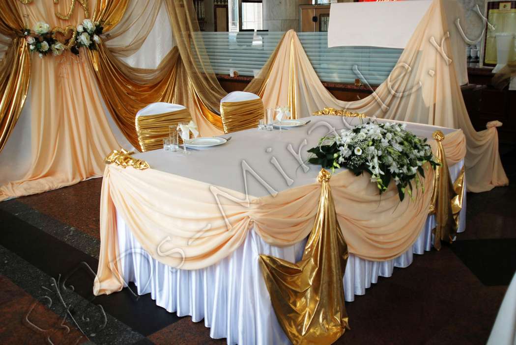 оформление стола президиума тканью и цветами - фото 2075514 Дизайн-студия Miracle