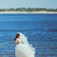 Свадебная фотосъемка на берегу реки. Невеста