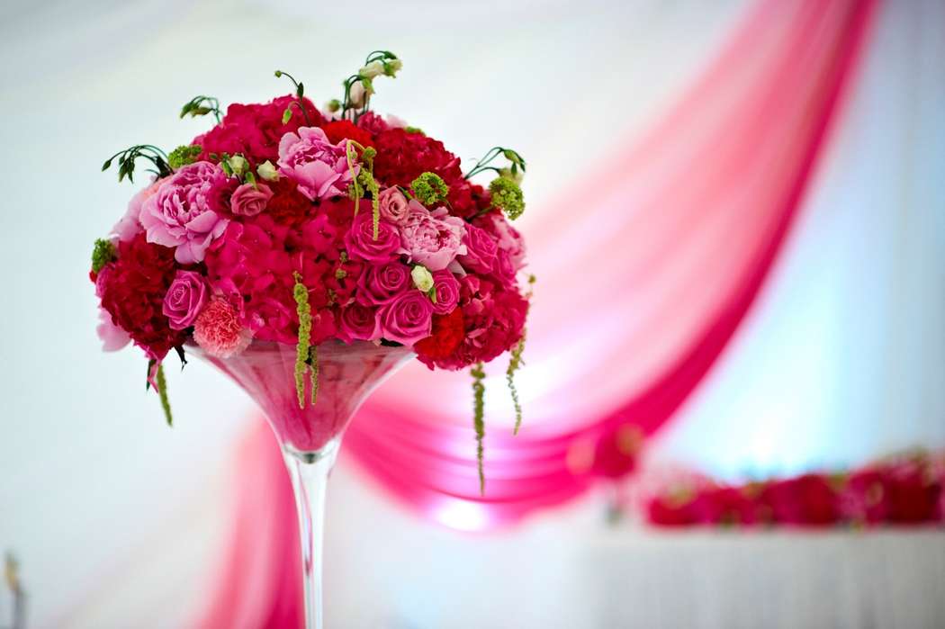 Букет из розовых пион, гортензии, роз, лизиантуса, красных и розовых гвоздик, амаранта и вибурнума в вазе-мартиннице. - фото 2487157 Свадебное агентство Лиан эвент