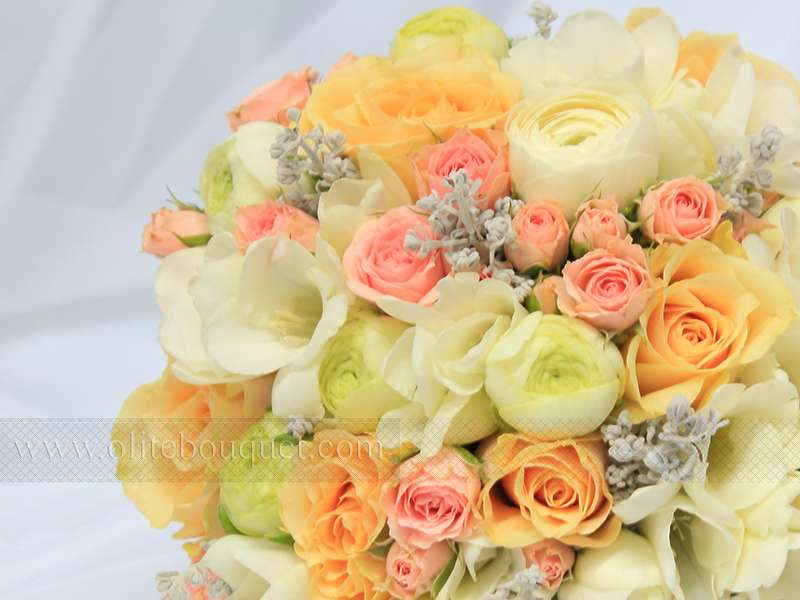 Букет невесты из персиковых и розовых роз, белых эустом и ранункулюсов  - фото 2046418 Свадебная флористика "Doromans"