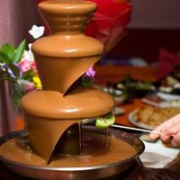 Шоколадный фонтан любого цвета и с любыми фруктами, а также с негром-официантом