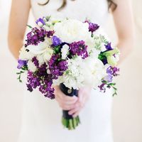 Фиолетово-белый букет невесты из сирени и пионов
