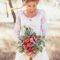 Летний букет невесты с эвкалиптом в цвете марсала в стиле бохо-шик