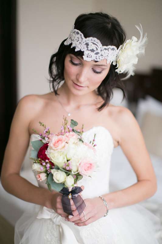 Волосы невесты украсила белая кружевная повязка с перьями и шелковым цветком - фото 2083372 MacarOOn студия организации праздника