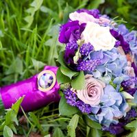 Яркий букет невесты из роз, гортензий и мускарий в фиолетово-сиреневых оттенках 