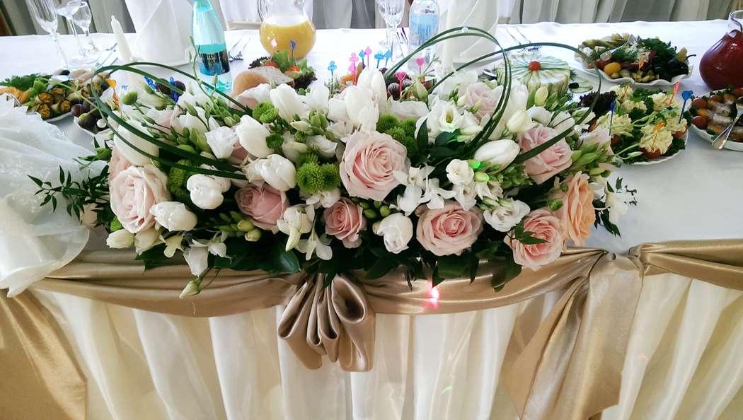 Композиция для декора стола из розовых роз, зеленых хризантем сантини, белой фрезии, эустом, тюльпанов, берграса и зелени. - фото 2573171 Floweryworld - оформление цветами