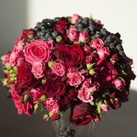 Яркая композиция с розами и виноградом