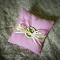 Розовая подушечка для колец с салатовой пуговицей