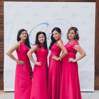 Подружки невесты в ярко-розовом 