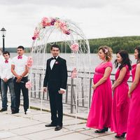 Жених, его друзья и подружки невесты в ярко-розовом в ожидании