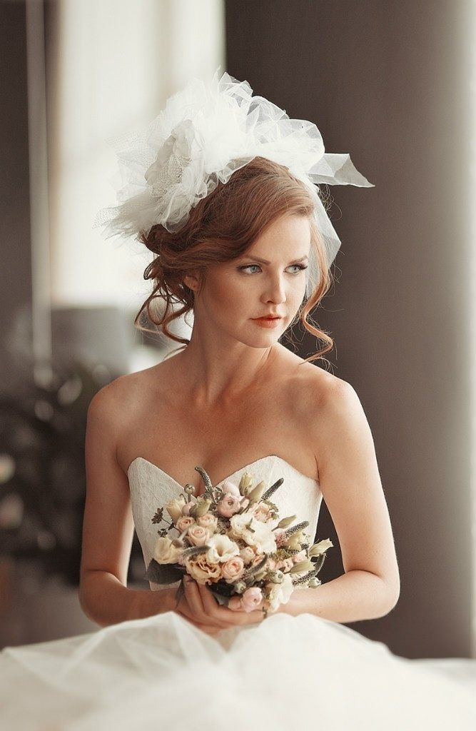 Причёску невесты украсила белая шляпка с фатином и шелковым цветком - фото 2089316 Визажист-стилист Лена Гапонюк