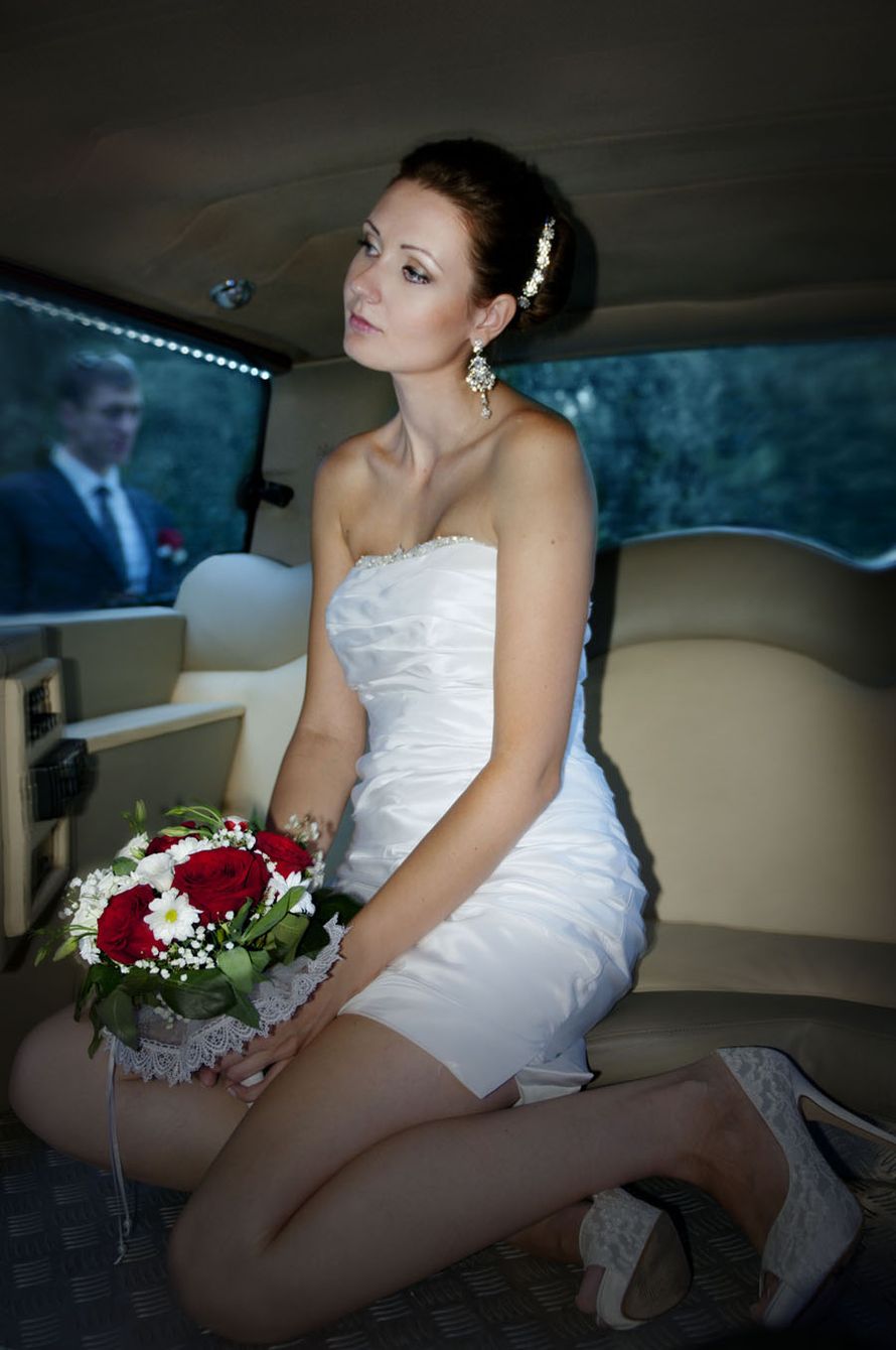 В лимузине в коротком платье - фото 2117064 LisStudio - свадебная фотосьемка