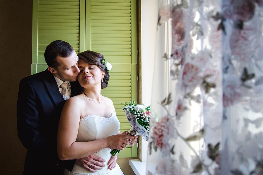 НЕжный поцелуй жениха и невесты на фоне зеленых ставней - фото 2121396 Фотограф Сокорева Виктория