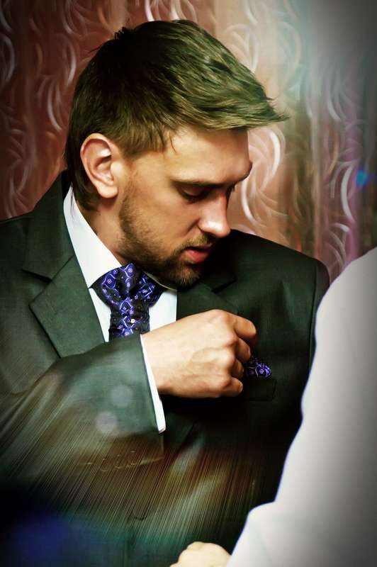 Классический черный пиджак с белой рубашкой, синим галстуком и наглядным платком  - фото 2124580 Stawitsky Studio - свадебная съёмка