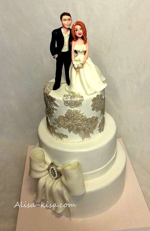 кружевной свадебный торт с фигурками жениха и невесты - фото 2739363 Alisa-Kisa создание тортов