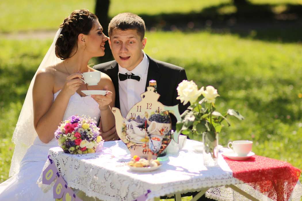 Невеста и жених сидят за столиком, украшенным белой кружевной скатертью, на котором лежит букет, стоит самовар и ваза с белыми - фото 3204083 Ol4ik Kiev