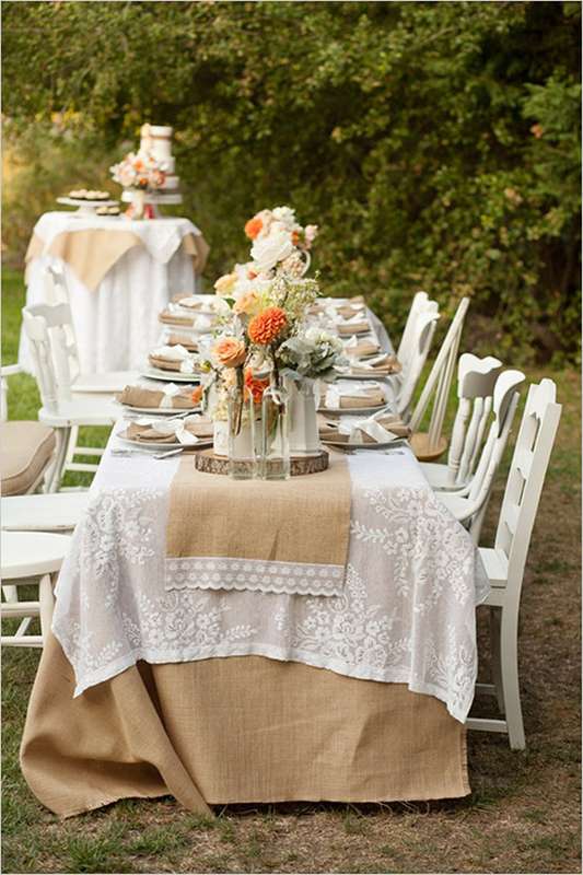 Сервировка стола для гостей на свежем воздухе в стиле рустик: белые стулья, льняные коричневые и белые кружевные скатерти, - фото 2403242 Декор-студия Lovely Day