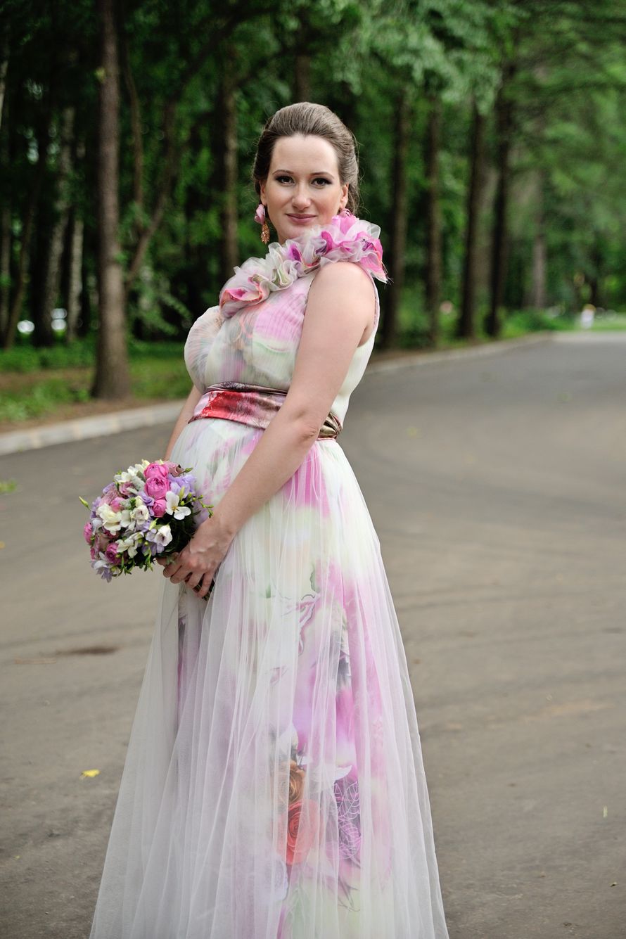 Невеста в прямом платье с принтом розовых цветов и рюшами на груди, на талии широкий розовый пояс  - фото 2708080 Alienka_