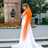 Неординарный образ для оранжевой свадьбы