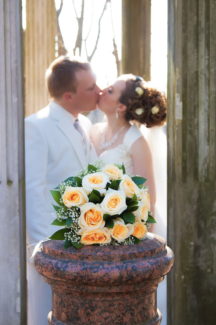 Букет невесты из светло-оранжевых роз и белой гипсофилы  - фото 2568667 Фотограф Екатерина Казанцева