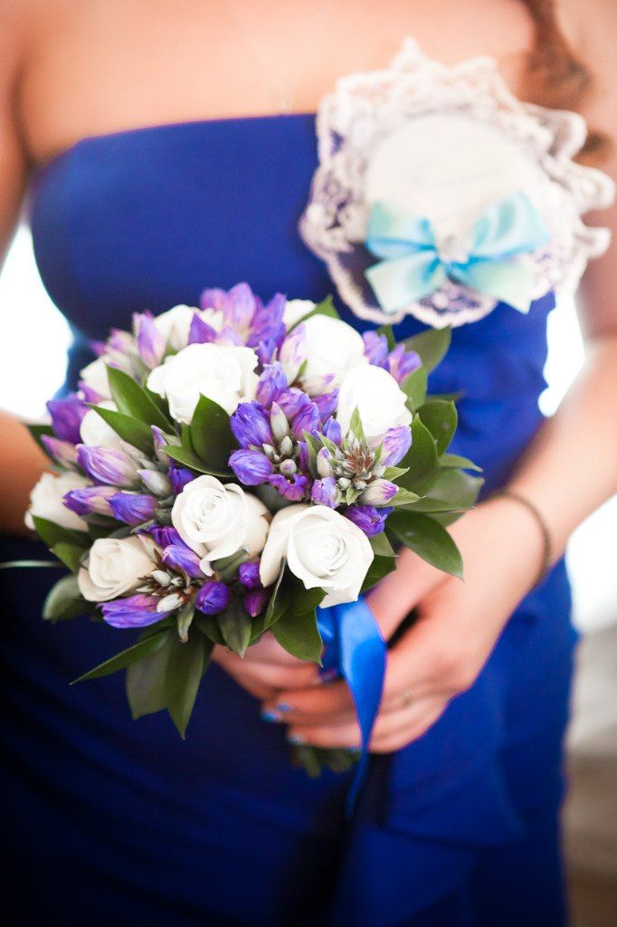 Букет невесты из сиреневых гиацинтов и белых роз, декорированный синей атласной лентой  - фото 2208968 Фотограф Ольга Ордашевская