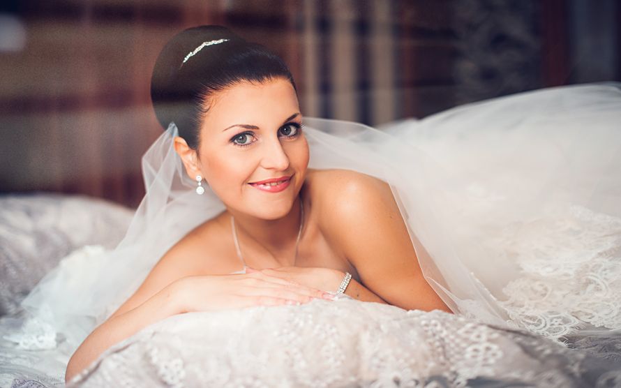 Невеста с прической из собранных волос в высокий круглый пучок, с классическим макияжем, на губах розовый блеск - фото 3030649 Фотограф Екатерина Симонова