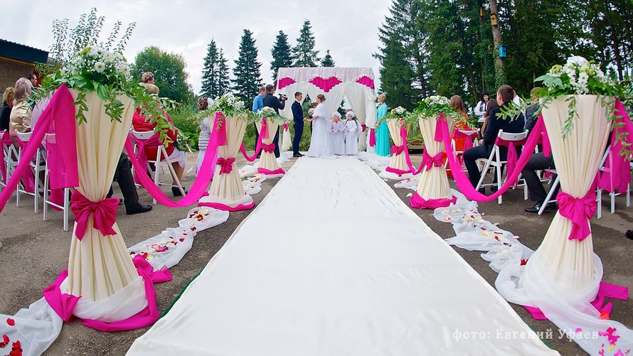 Квадратная арка с композицией из живых цветов, задрапированная бело- розовой тканью, на фоне стульев для гостей в цветах - фото 2214252 Бюро Амурных Дел - выездная регистрация брака