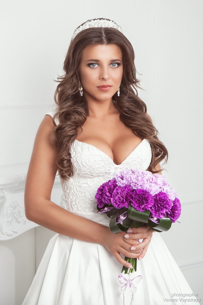 Романтический образ невесты выражен в прическе из распущенных  длинных локонов с белым ободком из жемчуга - фото 2455355 Невеста01
