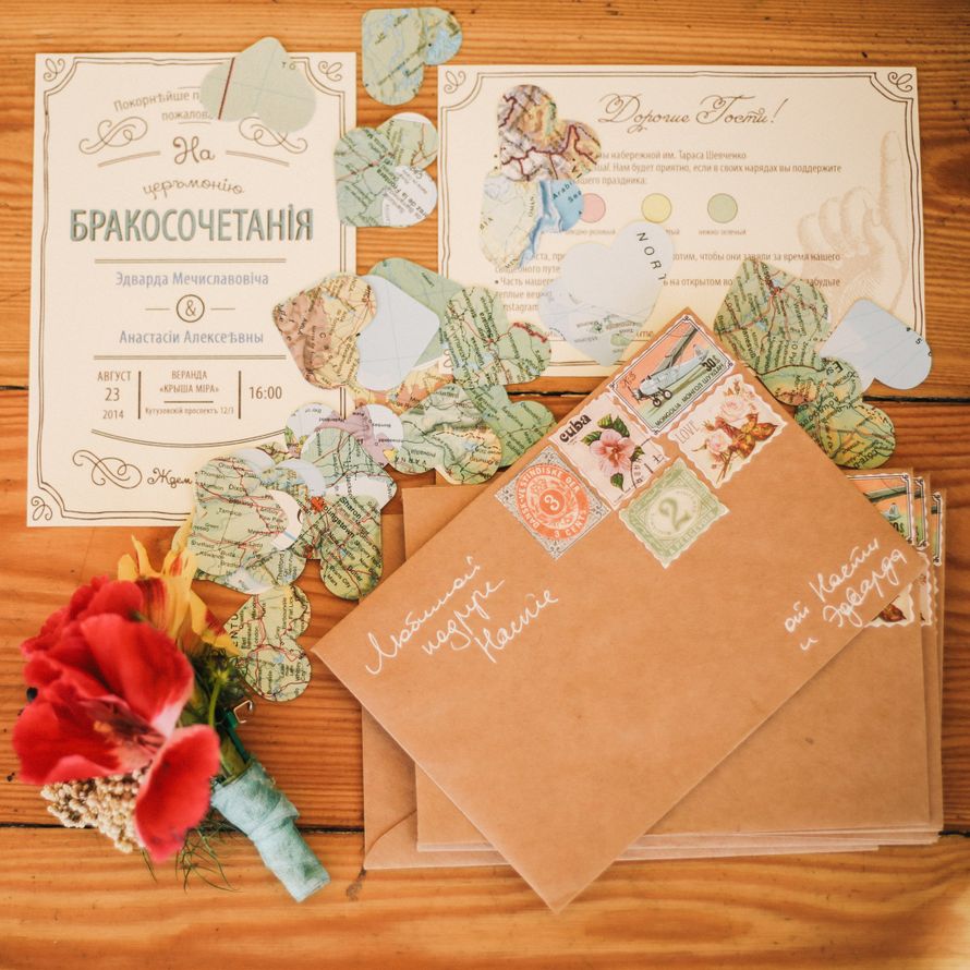 Оригинальное свадебное приглашение, сложное в конвертик, на фоне коричневого стола - фото 3153467 Студия флористики и декора LemLem