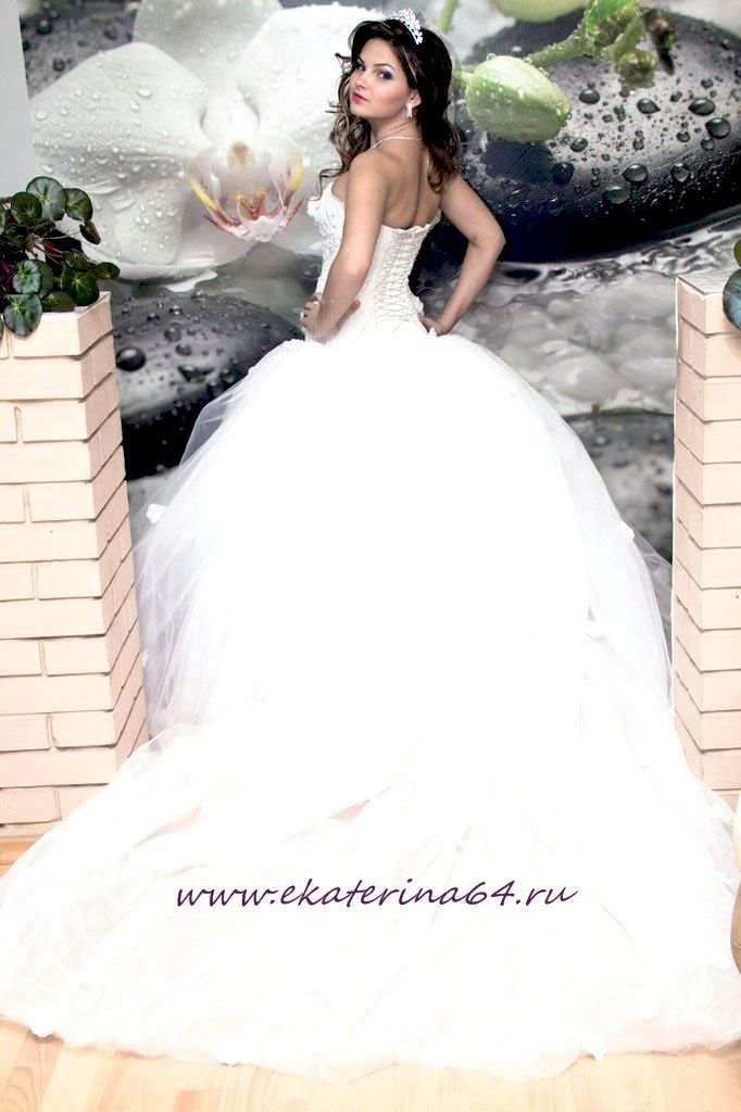 Пышное платье с мягкой фатиновой юбкой со шлейфом и корсетом украшенным мелкими цветами - фото 3442743 Невеста01