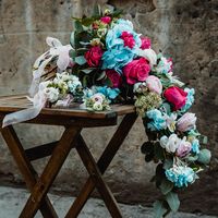 Букет невесты из розовых роз, зелени и голубых гортензий 