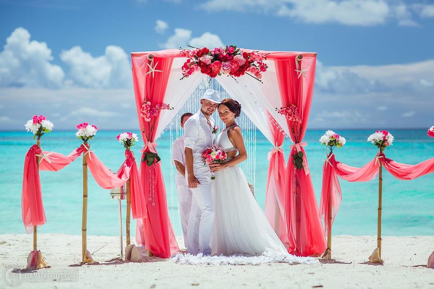 coral + watemelon Coral wedding, Wedding colors, Wedding styles