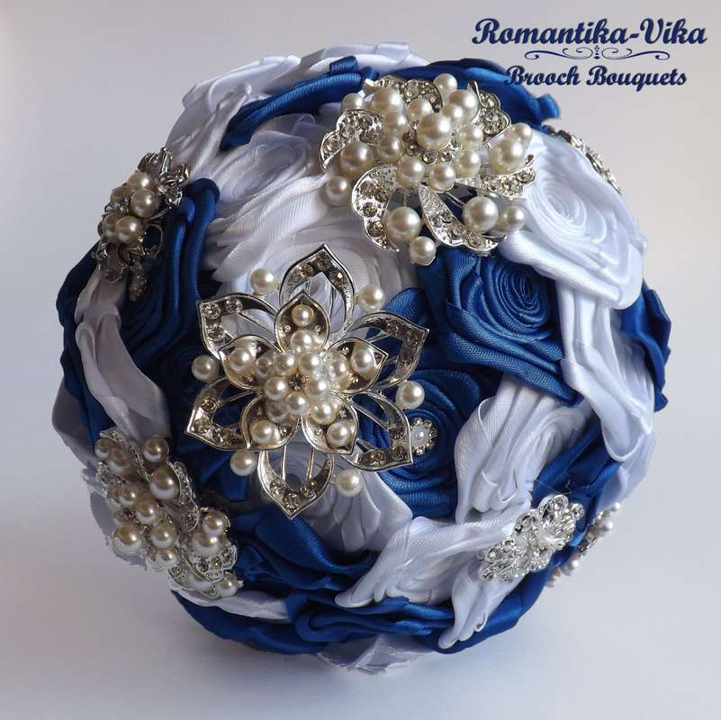 Свадебный брошь-букет "Николь" выполнен в королевской цветовой гамме - бело-синей. - фото 2255624 Брошь букеты Romantika-Vika