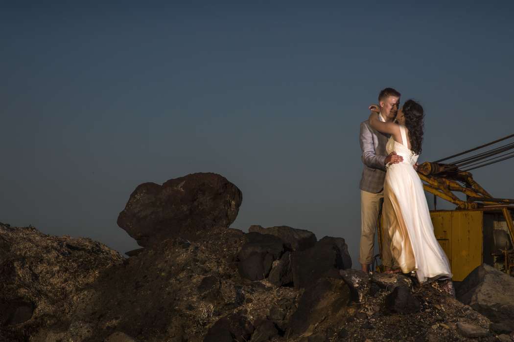 Жених и невеста, прислонившись друг к другу, стоят на фоне синего  неба - фото 3622629 Melay