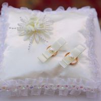 Перламутрово-белая подушечка для колец на свадьбе у Славы и Насти