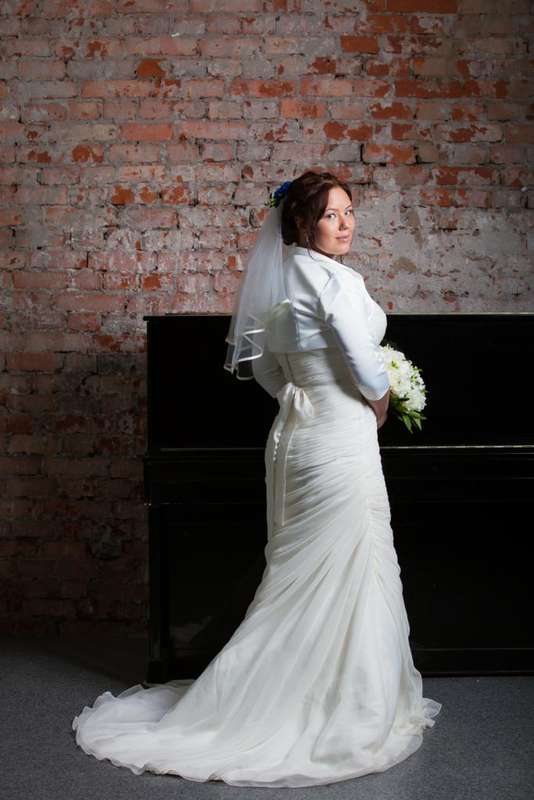 Невеста в прямом классическом   платье с драпировкой  со шлейфом, на печах болеро с рукавами длинной три четверти   - фото 2916457 dymchataya