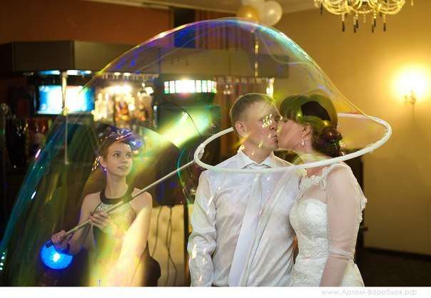 Шоу мыльных пузырей на свадьбе Анны Барыниной, поцелуй в пузыре - фото 3387179 Шоу мыльных пузырей Анны Барыниной