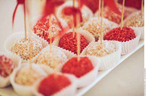 Пирожные на деревянной шпажке кейк-попс красного и белого цвета, украшенные кокосовой стружкой - фото 2695339 Марципан wedding - оформление свадьбы