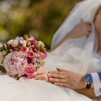 Розовый букет невесты из пионов, роз и рубуса