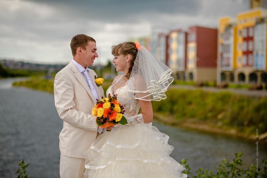 Жених и невеста, прислонившись друг к другу, стоят на фоне водоема и зданий - фото 3259919 Фотограф Наталья Ермакова