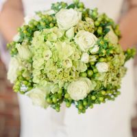 Букет невесты в круглом стиле из белых роз, гортензий и зеленых ягод гиперикума