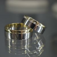 Обручальные кольца из комбинированного золота с бриллиантами